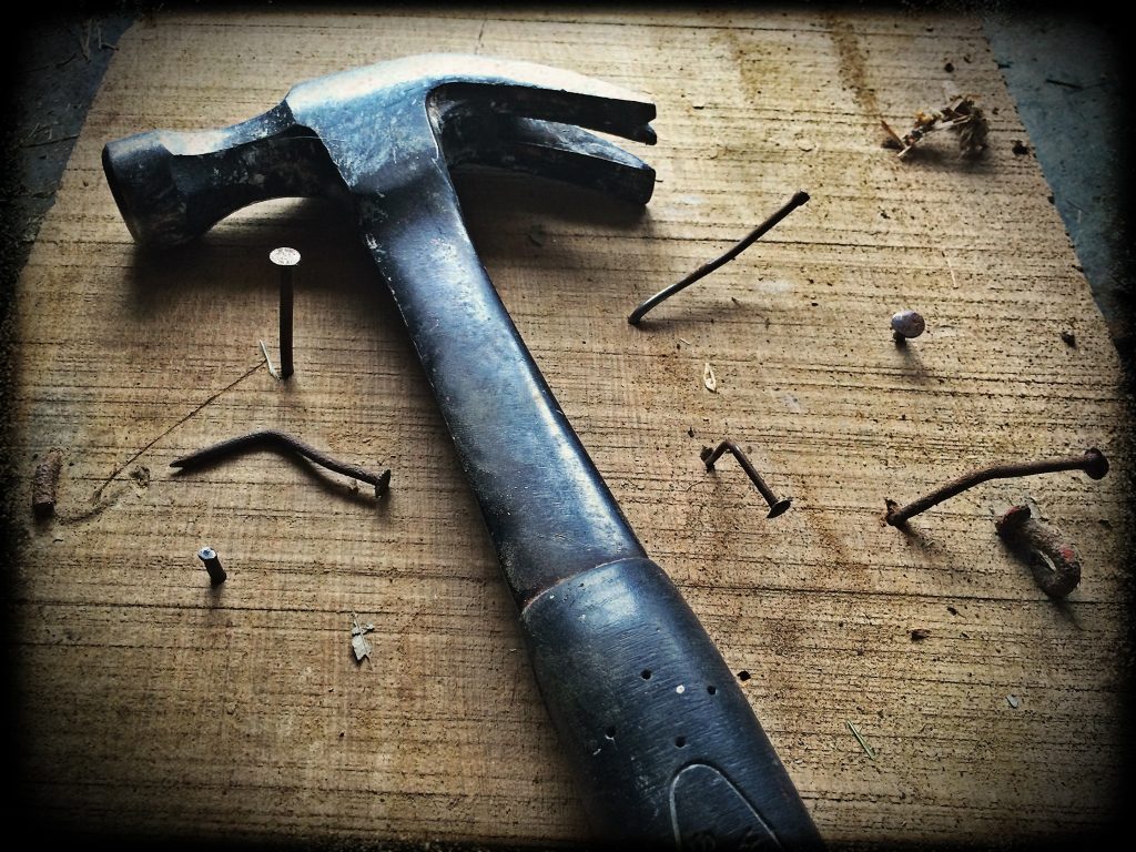 Picture of a claw hammer.